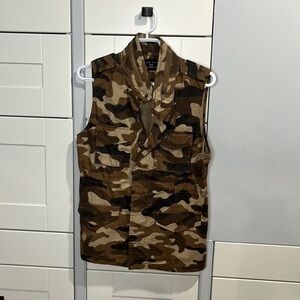 LOVE Tree. Camouflage. Vest. Zipper detail. Size medium.